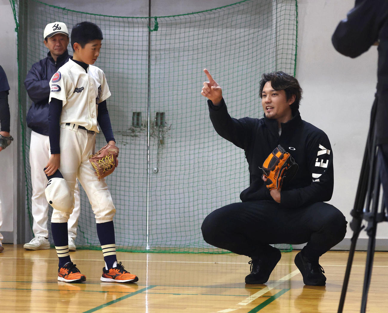宝塚リトルリーグの子供にキャッチボールの指導する藤浪（撮影・白石智彦）