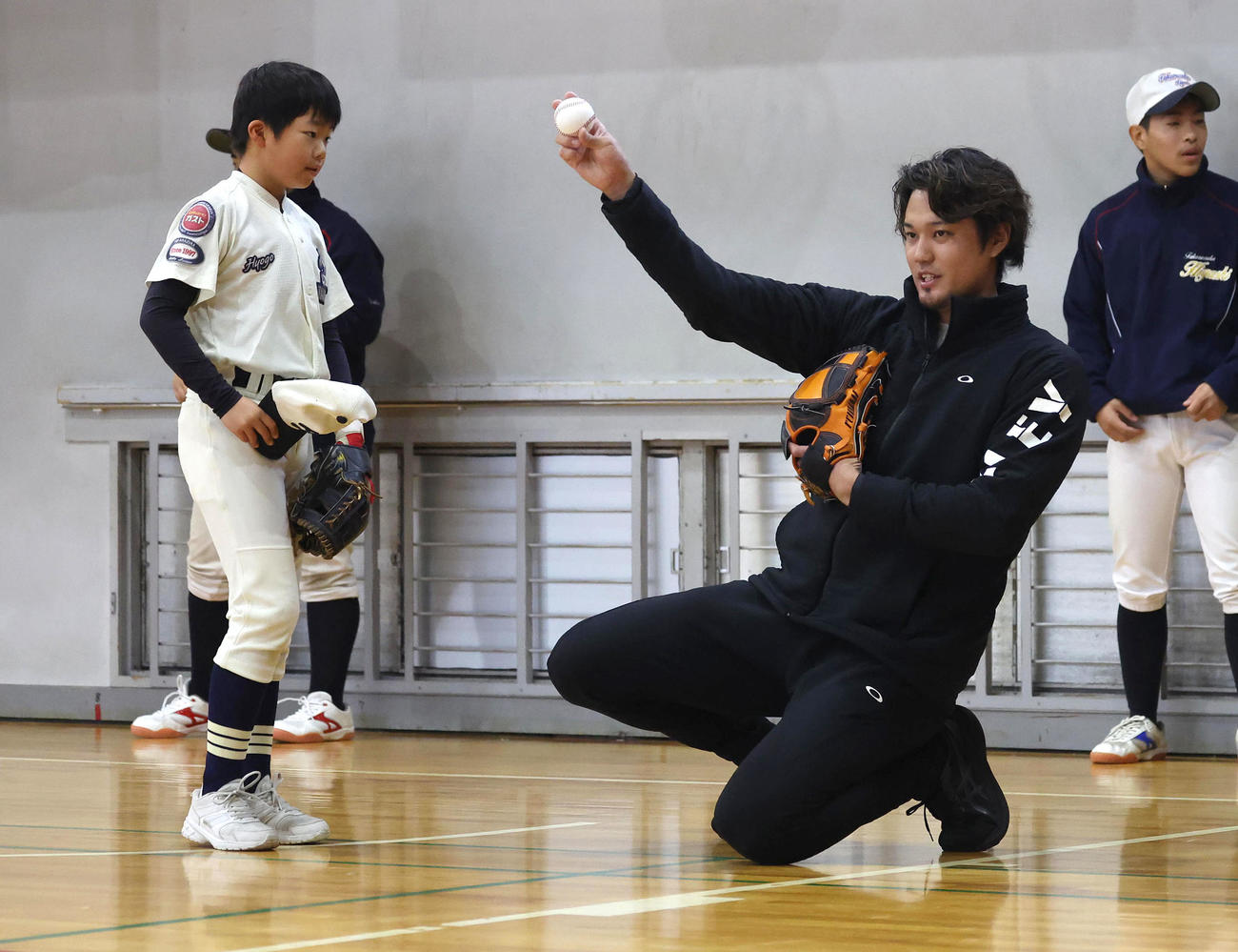 宝塚リトルリーグの子供にキャッチボールの指導する藤浪（撮影・白石智彦）