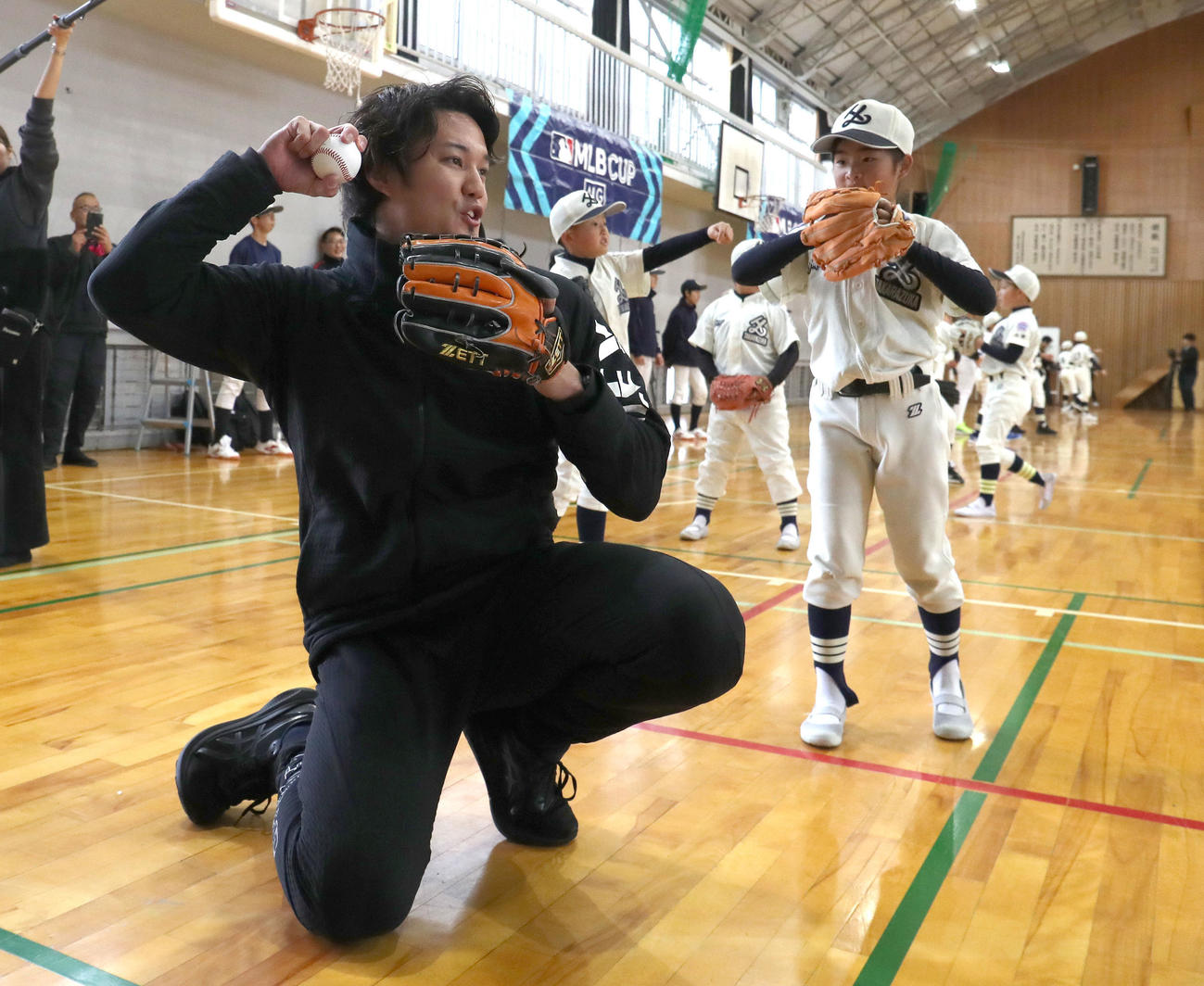 宝塚リトルリーグの子供にキャッチボールの指導する藤浪（撮影・白石智彦）