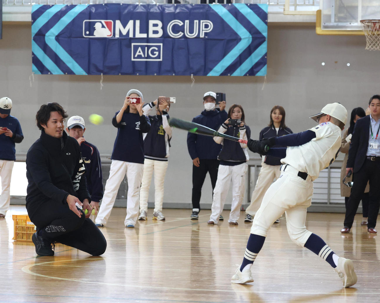 野球教室でトスバッティングのボールを投げる藤浪（撮影・白石智彦）