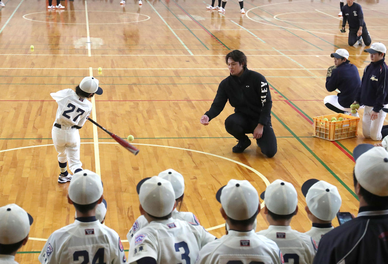 野球教室でトスバッティングのボールを投げる藤浪（撮影・白石智彦）