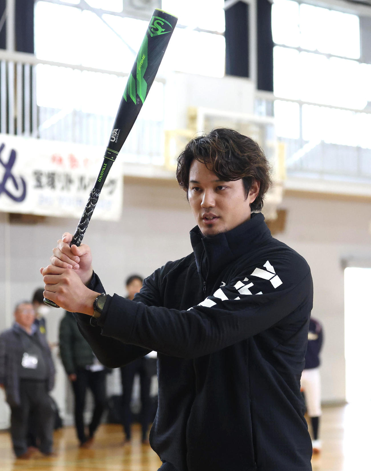 野球教室でバッティング指導する藤浪（撮影・白石智彦）