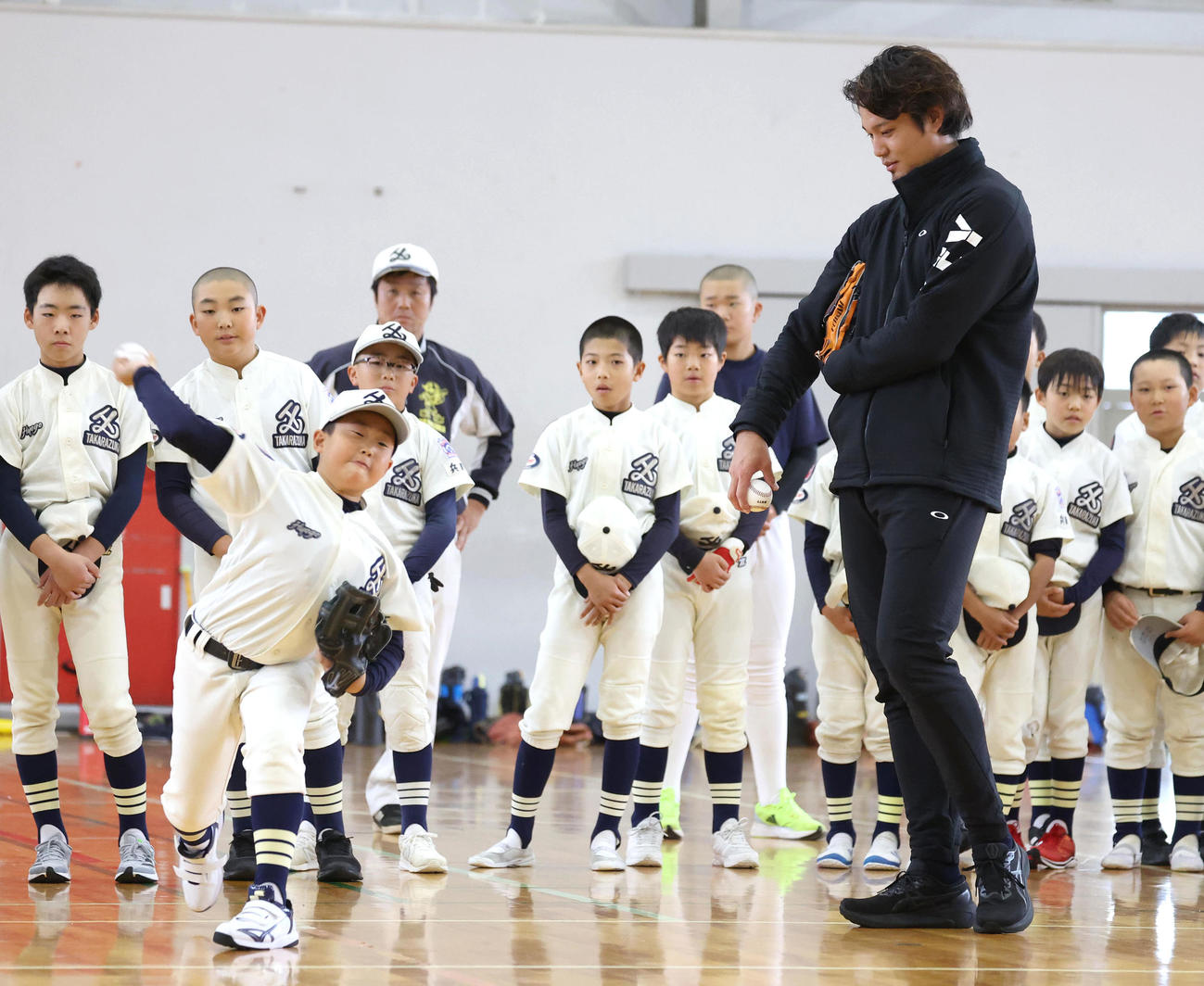 野球教室でピッチングを見る藤浪（撮影・白石智彦）