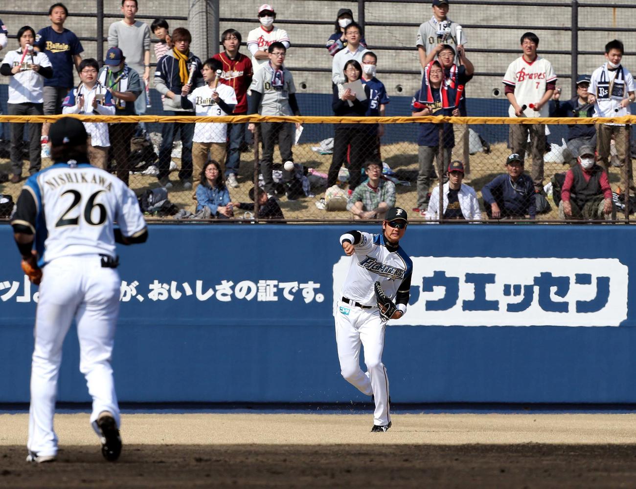 13年3月、オリックスとのオープン戦で、右翼の守備位置から素早く返球する日本ハム大谷