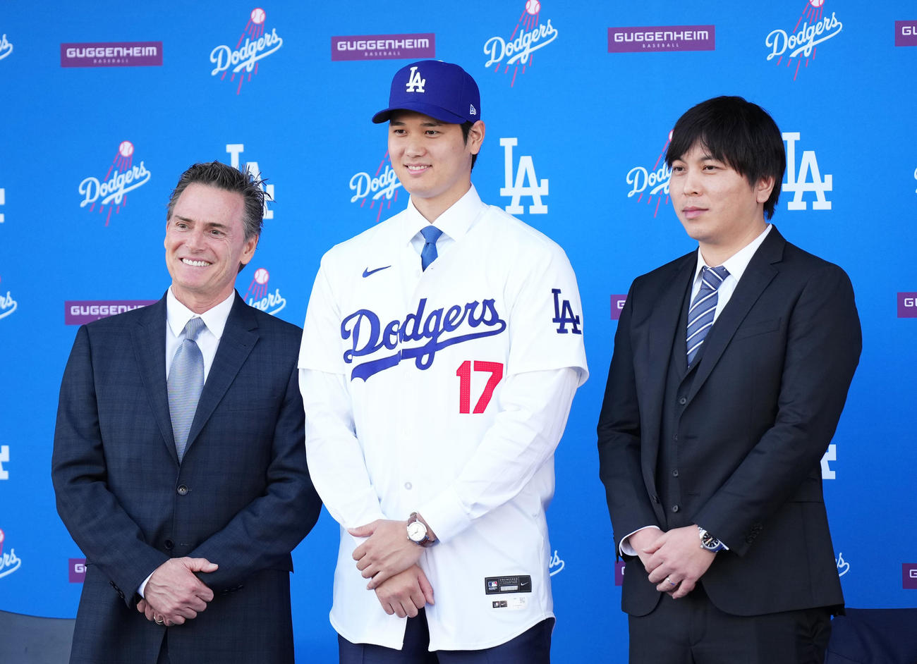 12月14日　ドジャース入団会見でユニホームに袖を通し、バレロ代理人（左）、水原通訳（右）と記念写真に納まる大谷