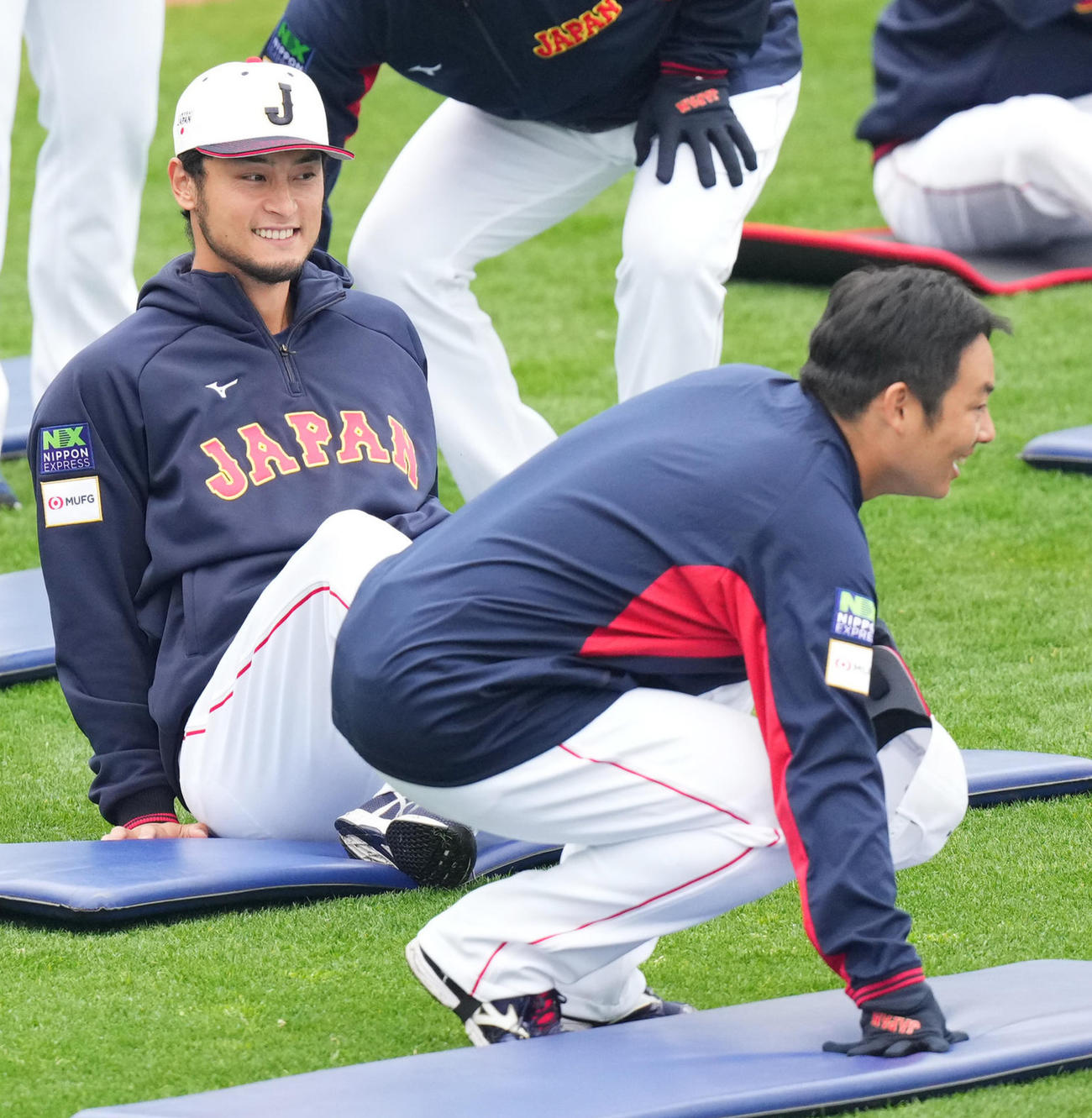 松井（右）と談笑しながらストレッチをするダルビッシュ（2023年２月撮影）