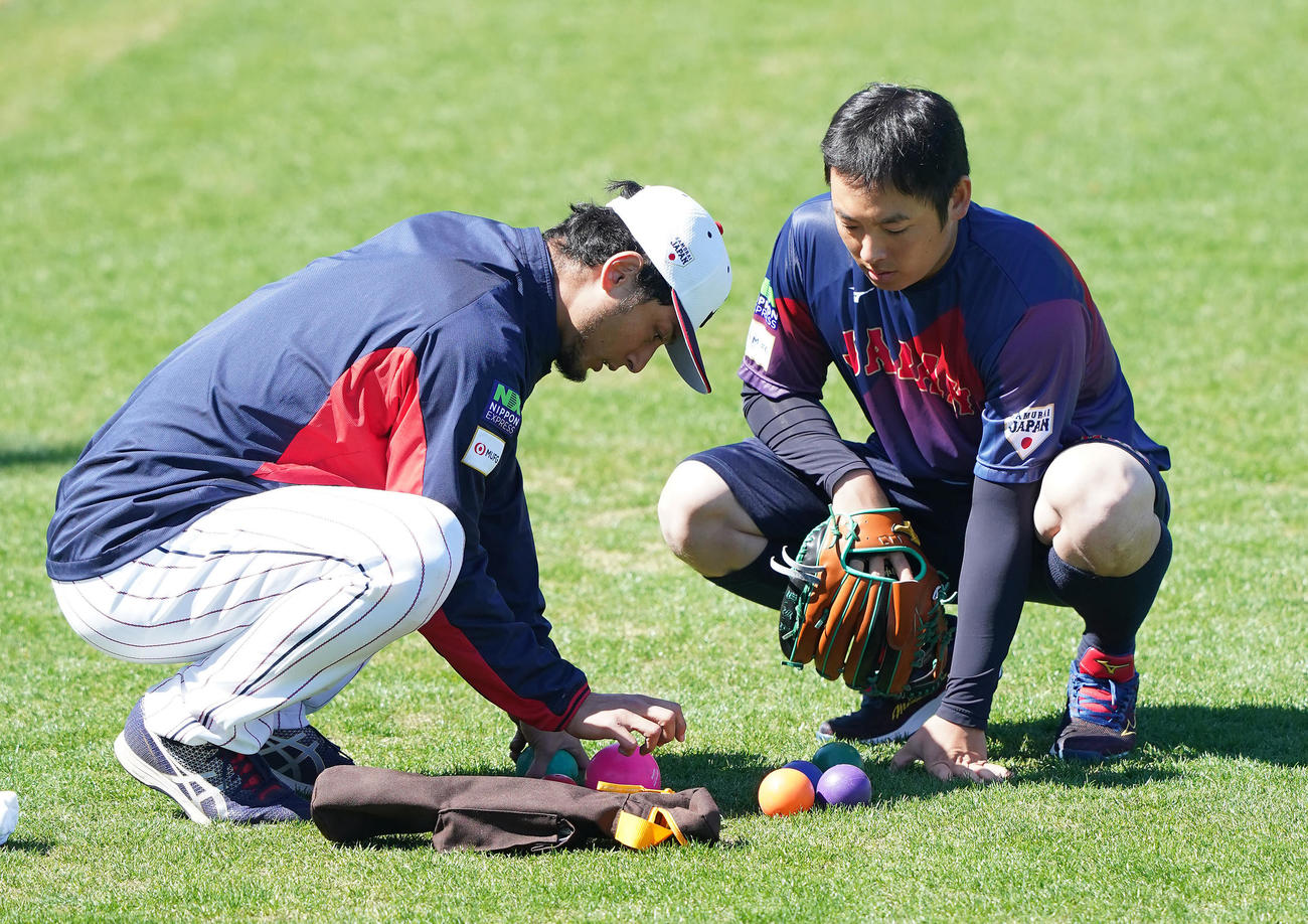 全体練習後、松井（右）にトレーニングを教えるダルビッシュ（2023年２月撮影）