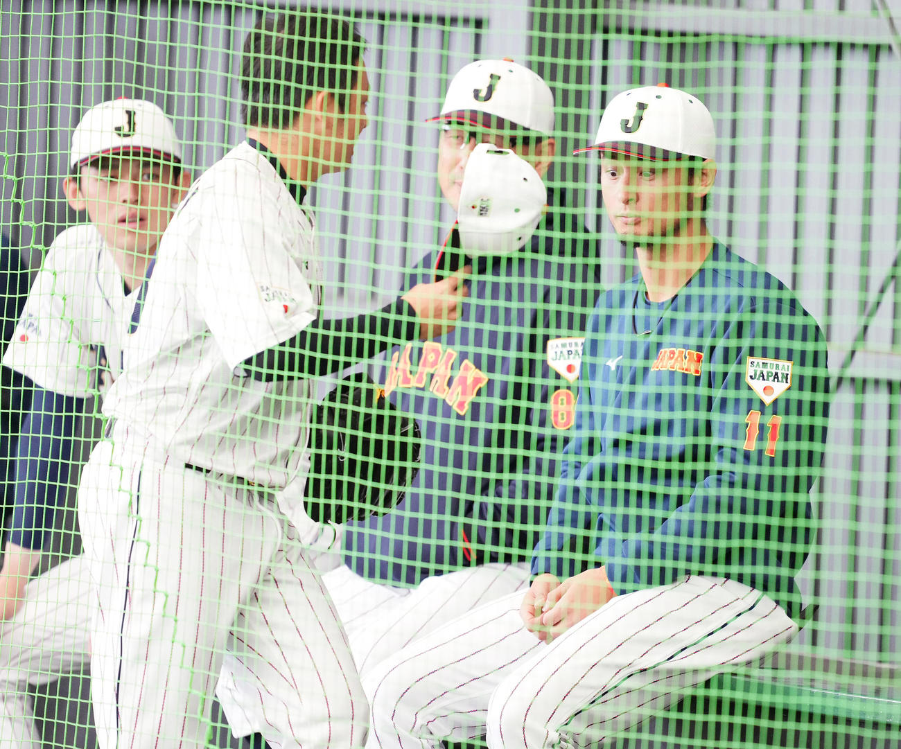 ブルペンでの投球練習を終えた松井（手前）に声をかけるダルビッシュ（右）。（左）は佐々木（2023年２月撮影）