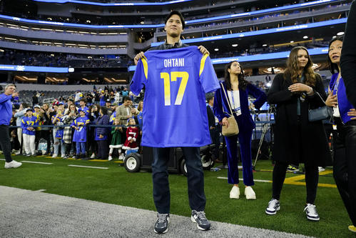 13340 NFL大谷翔平 ロサンゼルス・ラムズ ユニフォーム　MLBドジャース 大谷翔平、NFLの試合にサプライズ登場で騒然 ラムズの「17」特別ユニ贈