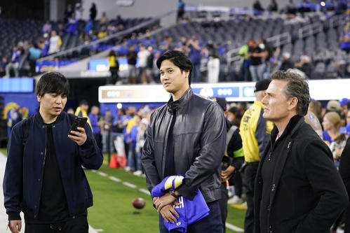 大谷翔平、カジュアルスタイルでNFLの試合に登場 革ジャンはBOSS製