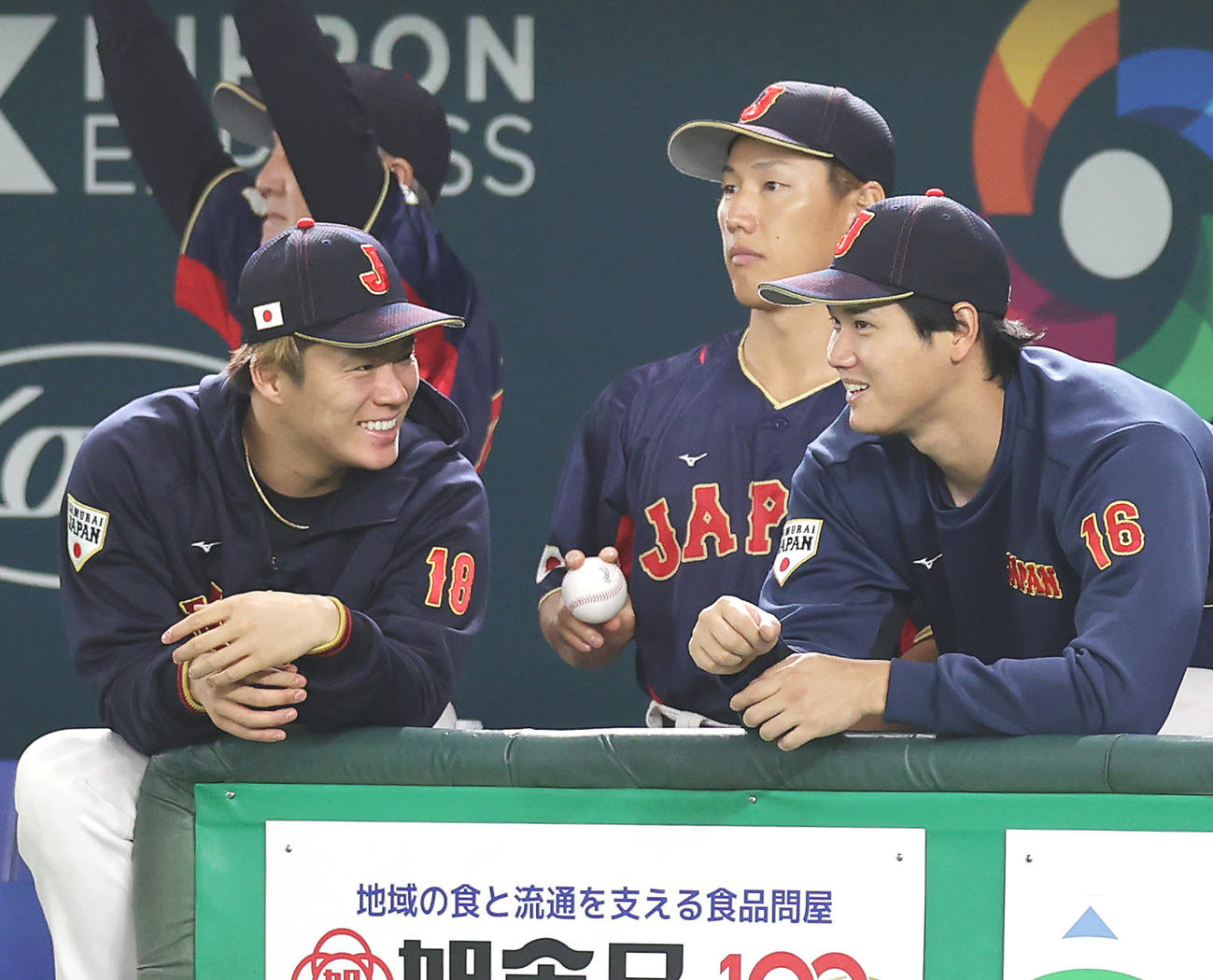 笑顔で言葉を交わす山本由伸（左）と大谷翔平（2023年3月撮影）