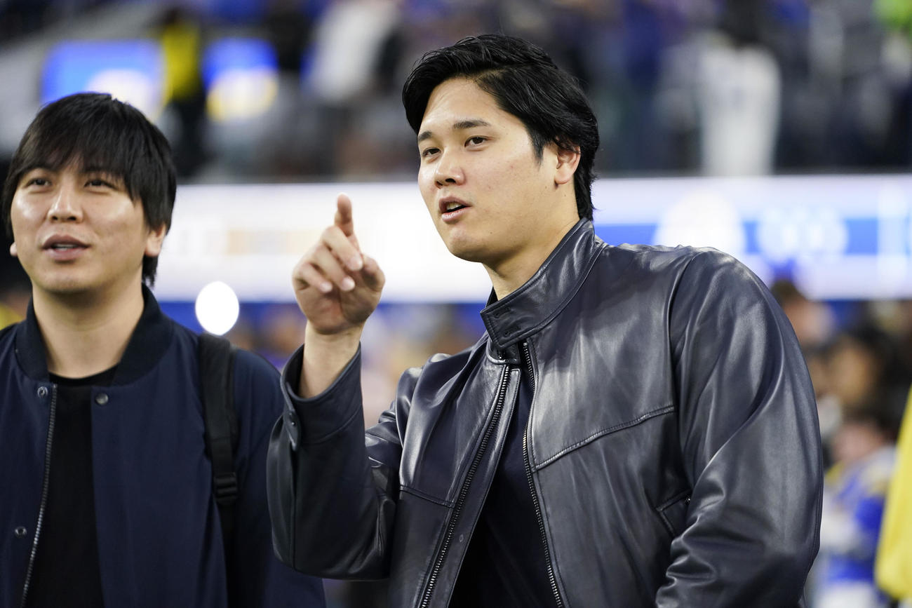 ラムズ戦に登場した大谷翔平。左は水原一平通訳（AP）