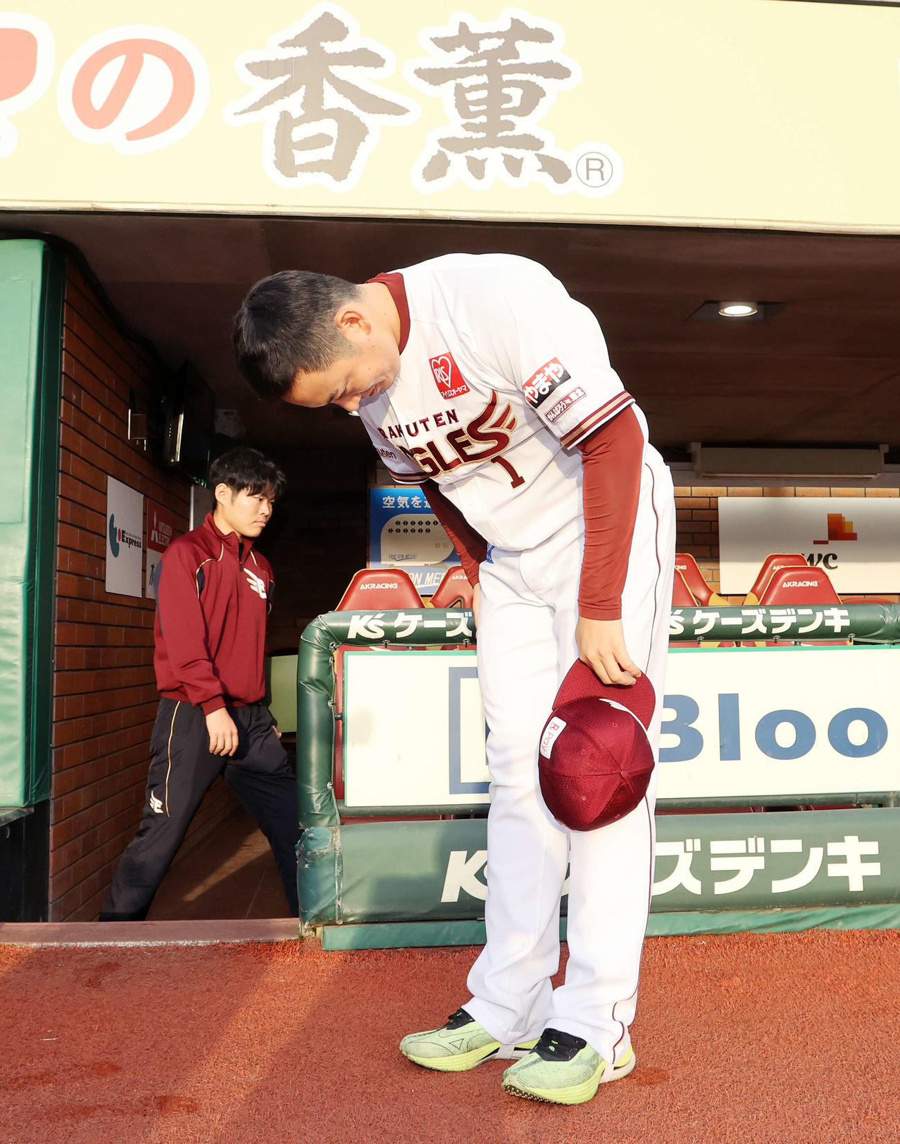 ファン感謝祭を終え一礼し引き揚げる楽天松井裕樹（2023年11月撮影）