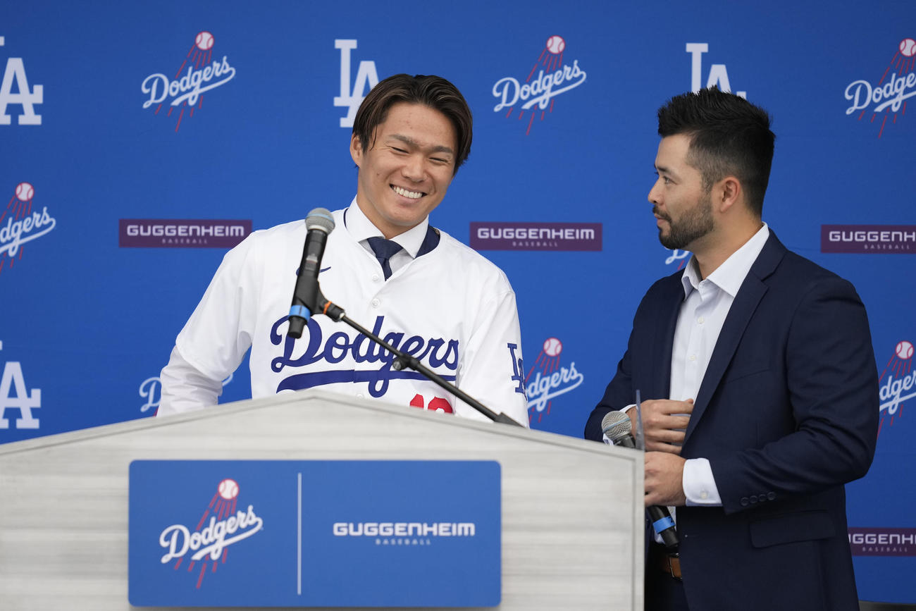 ドジャース入団会見を行った山本由伸（AP）