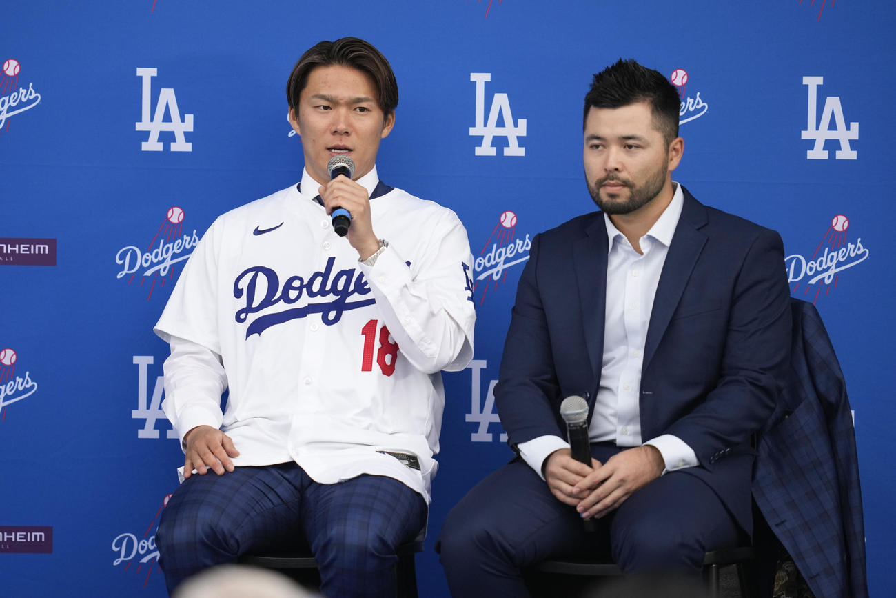 ドジャース入団会見を行った山本由伸（AP）