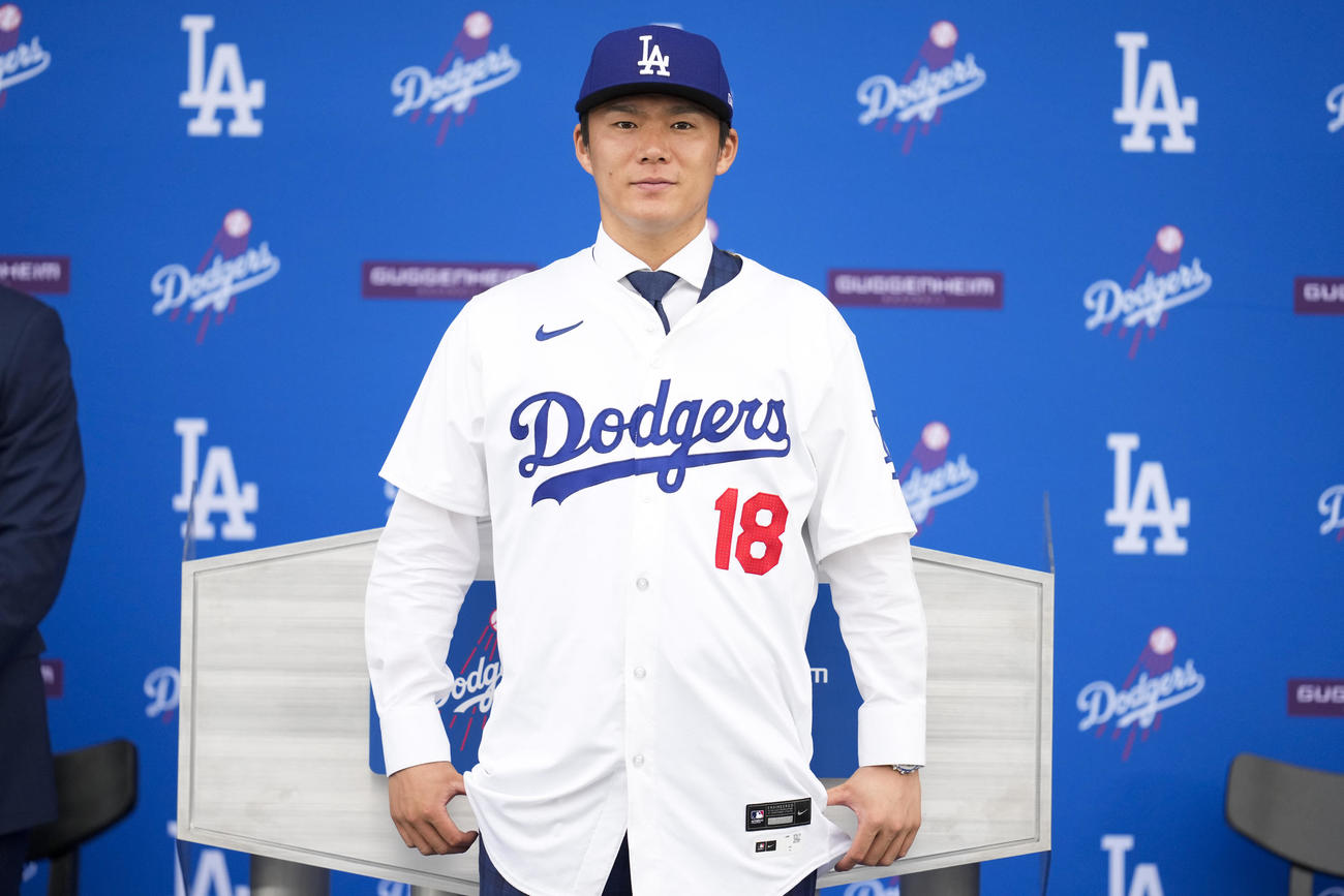 ドジャース入団会見を行った山本由伸（AP）
