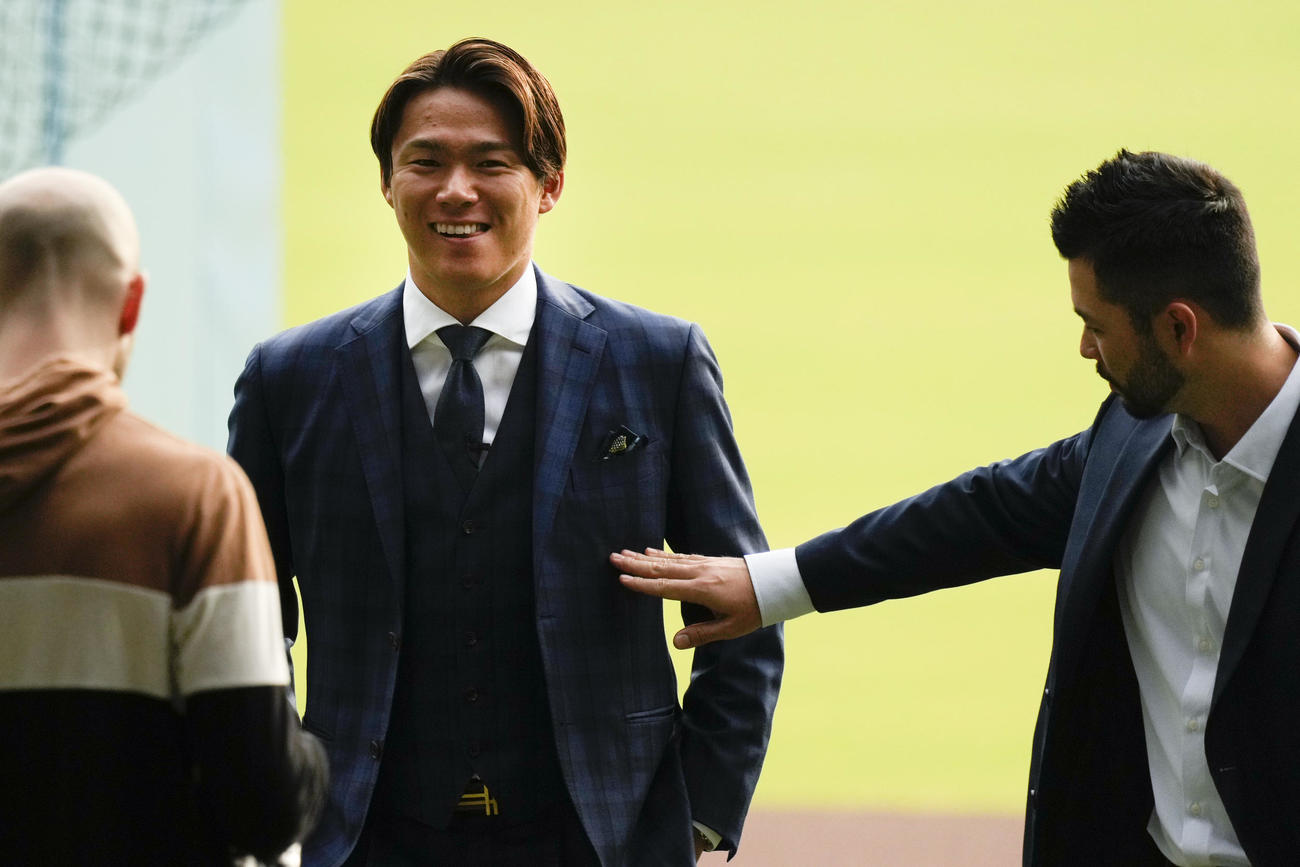 ドジャース入団会見を行った山本由伸（AP）