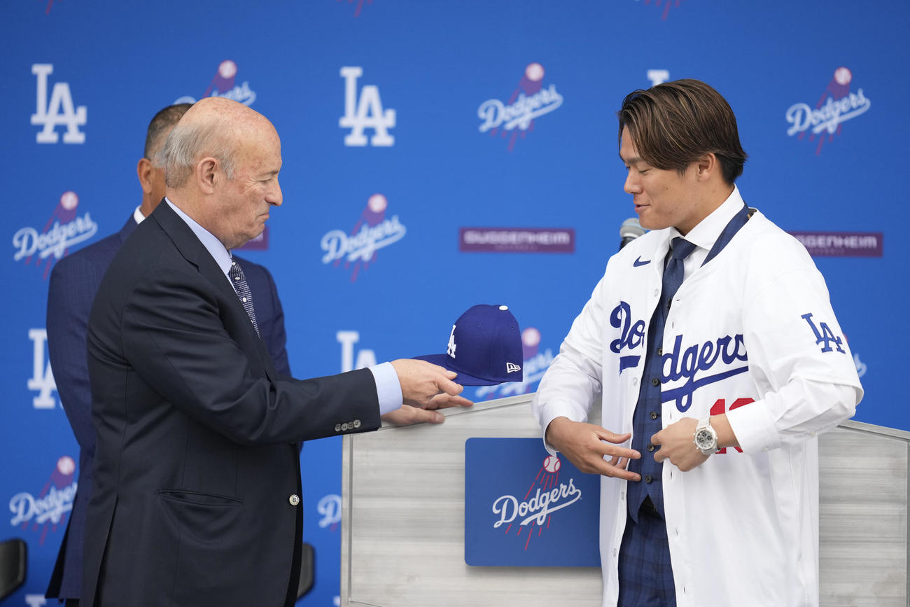 ドジャース入団会見を行った山本由伸（AP）