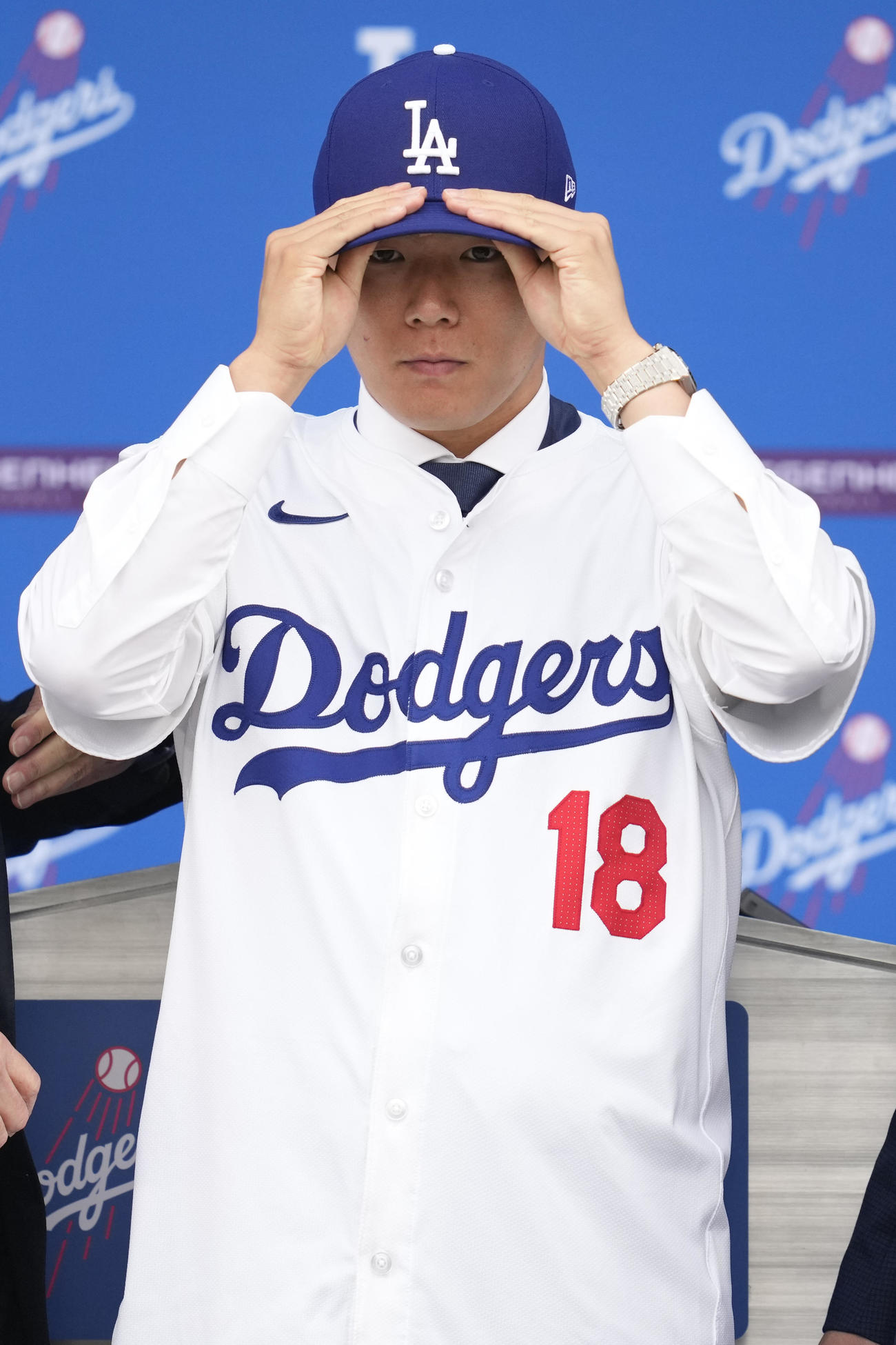 ドジャース入団会見を行った山本由伸（AP）