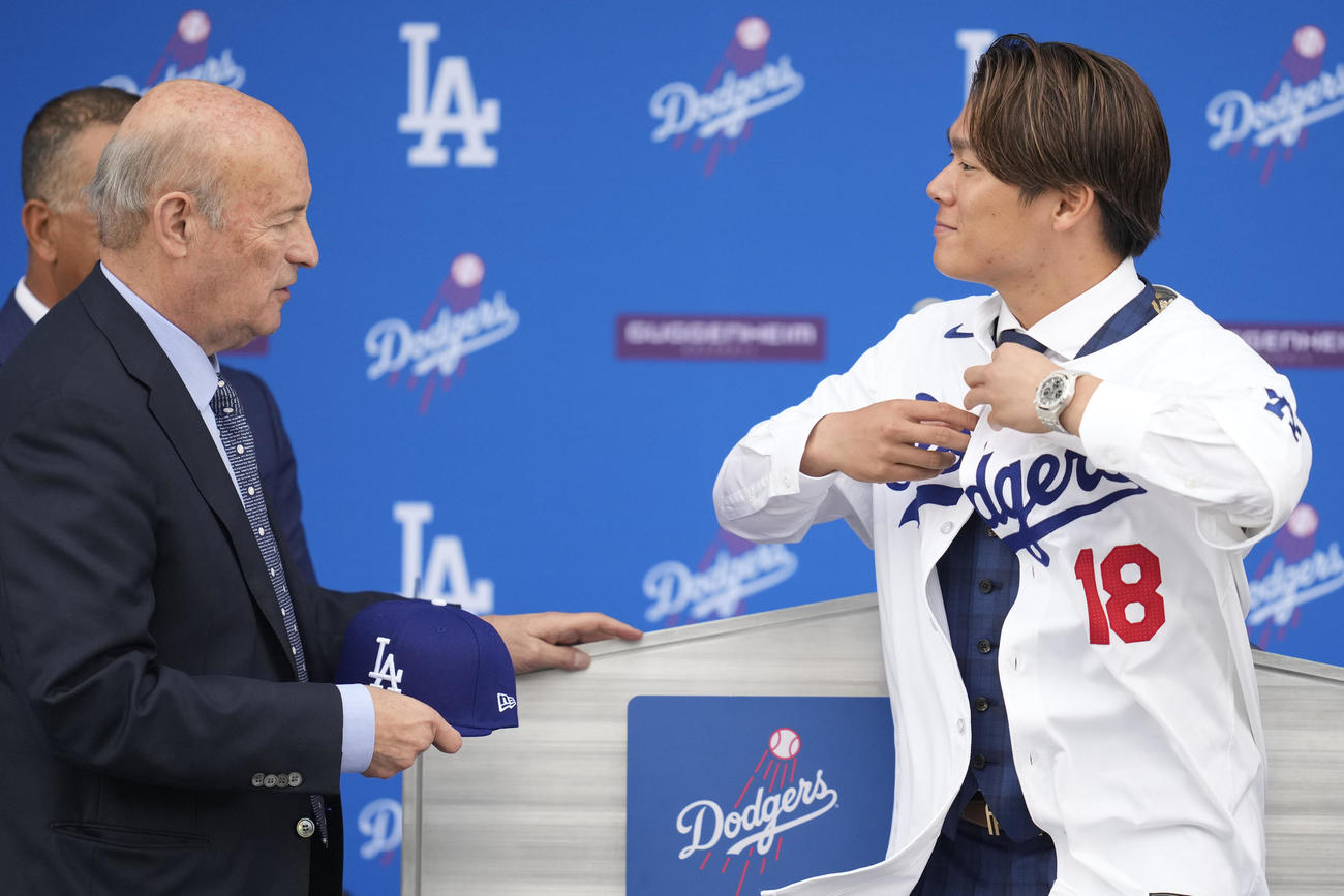 ドジャース入団会見で背番号18のユニホームを着る山本由伸（AP）