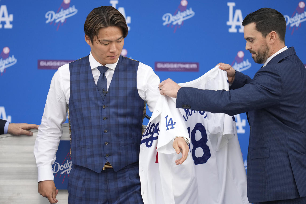ドジャース入団会見を行った山本由伸（AP）