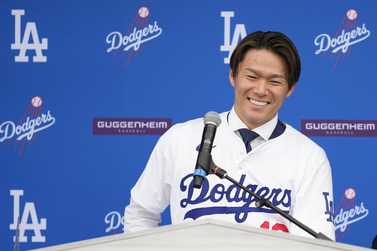 ドジャース入団会見を行った山本由伸（AP）