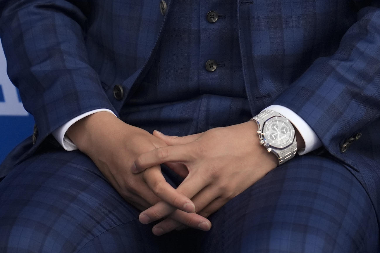 ドジャース入団会見を行った山本由伸の腕時計（AP）
