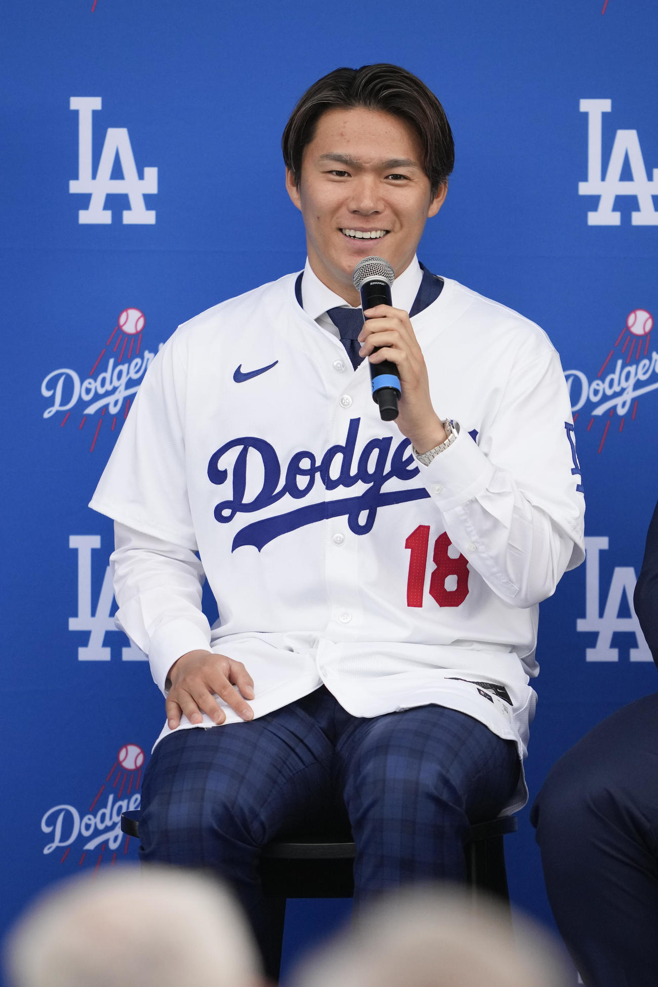 ドジャース入団会見を行った山本由伸（AP）