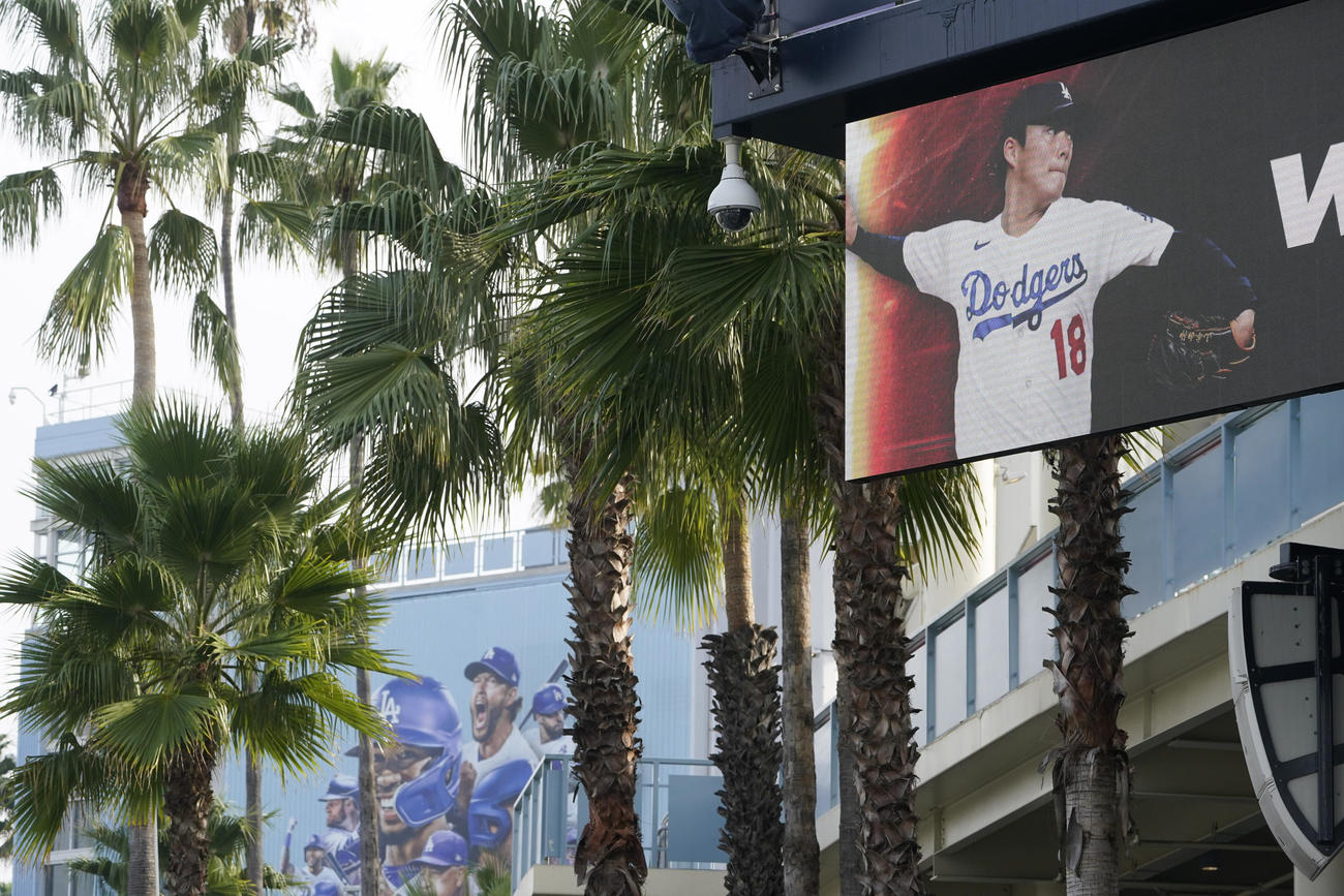 山本由伸の入団会見が行われたドジャースタジアム（AP）
