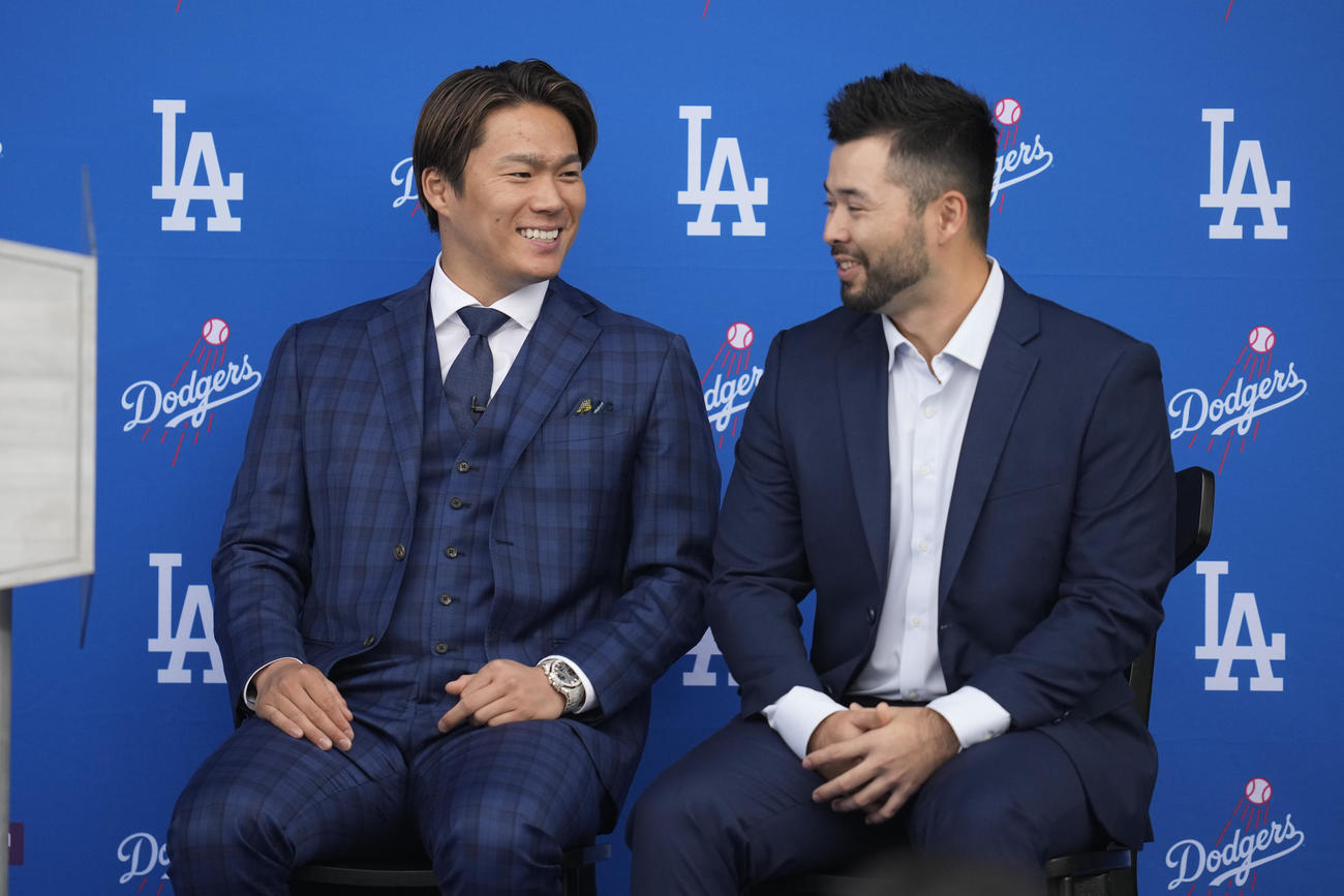 ドジャース入団会見を行った山本由伸。右は通訳を務めたマコ・アルビー氏（AP）