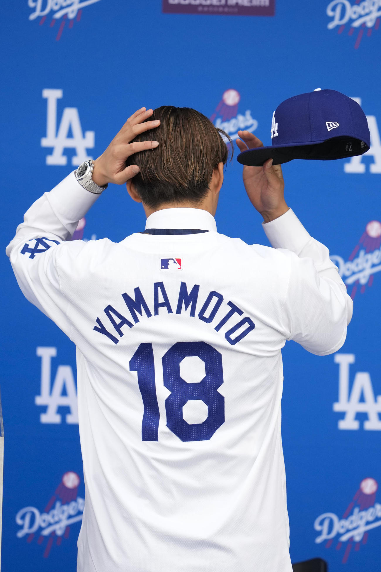 ドジャース入団会見を行った山本由伸（AP）