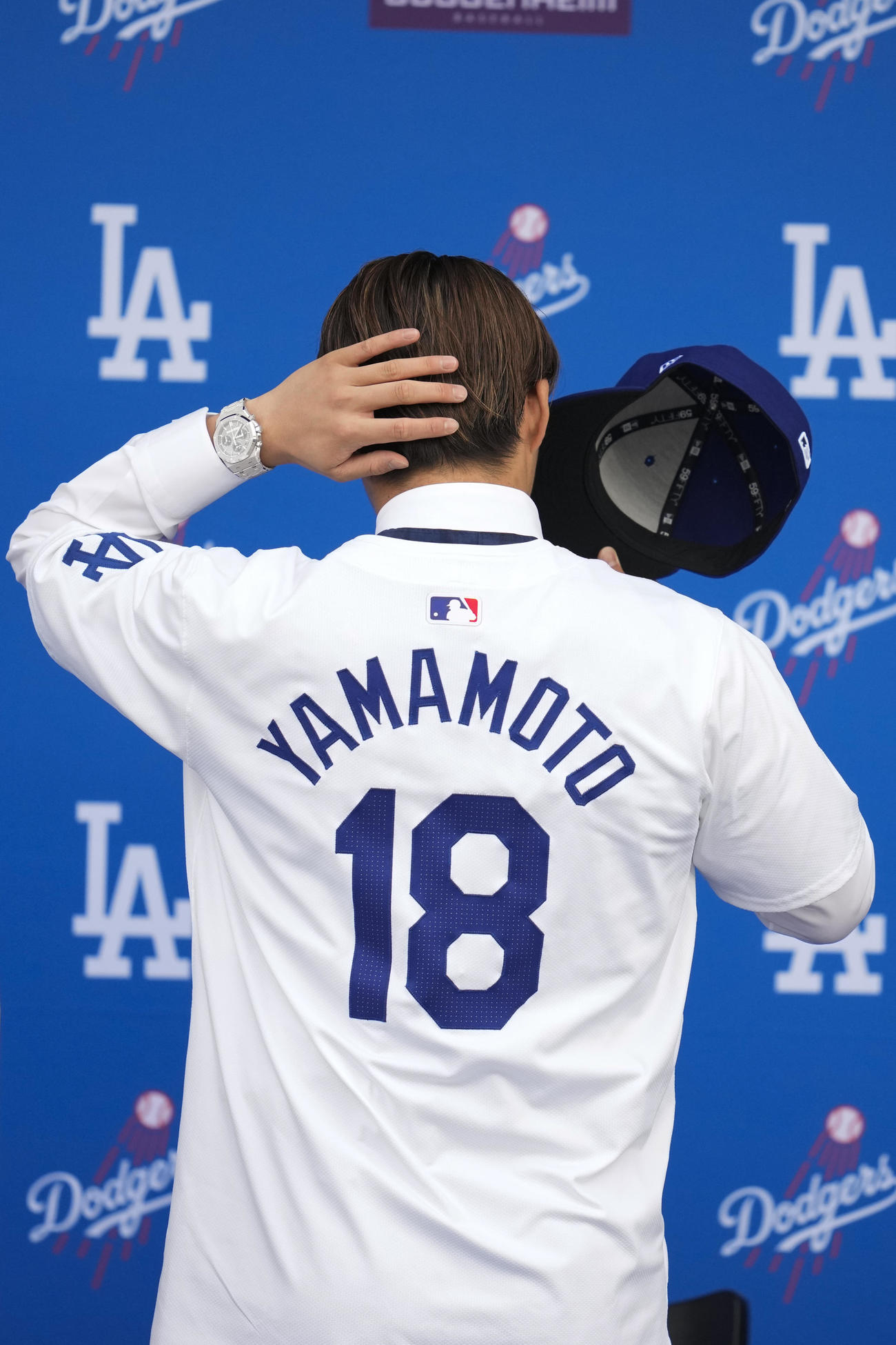 ドジャース入団会見を行った山本由伸（AP）