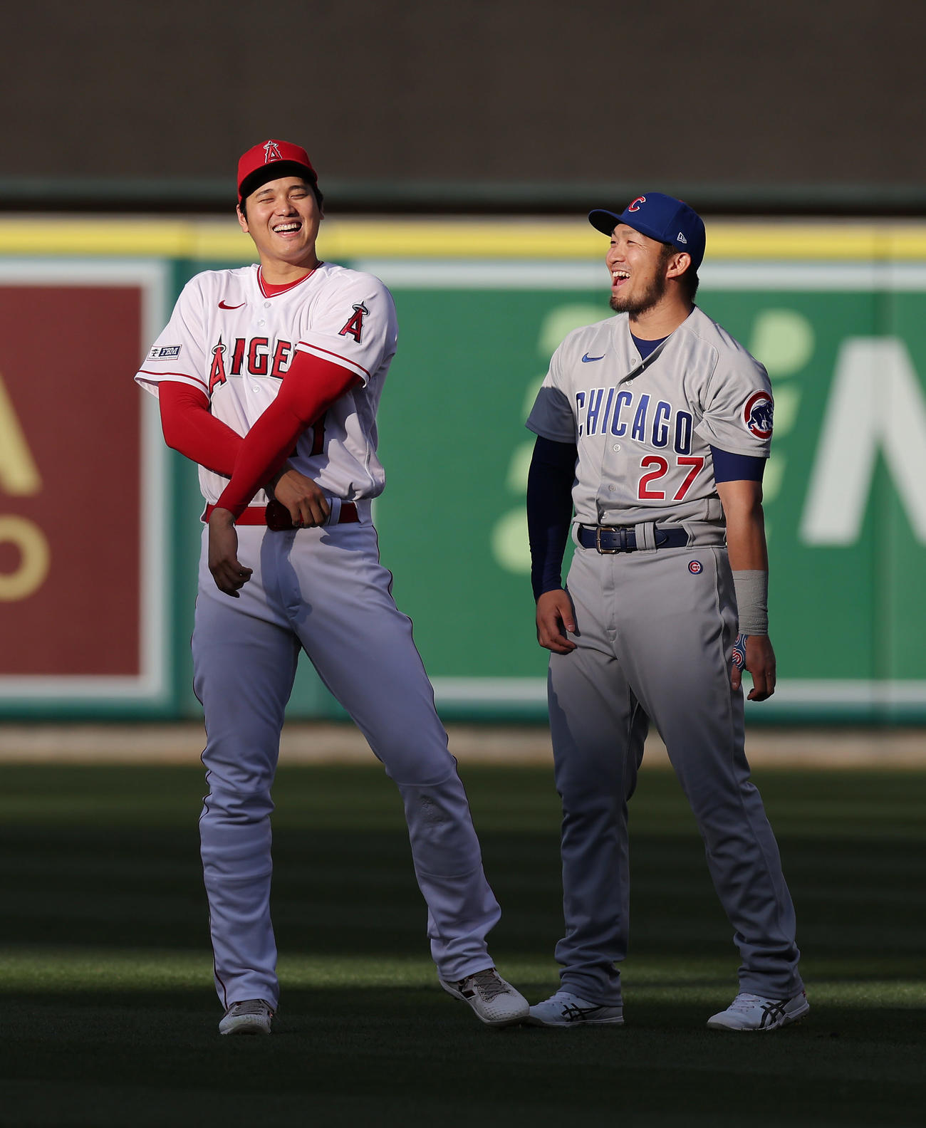 試合前に談笑する大谷翔平（左）とカブス鈴木誠也（2023年6月撮影）