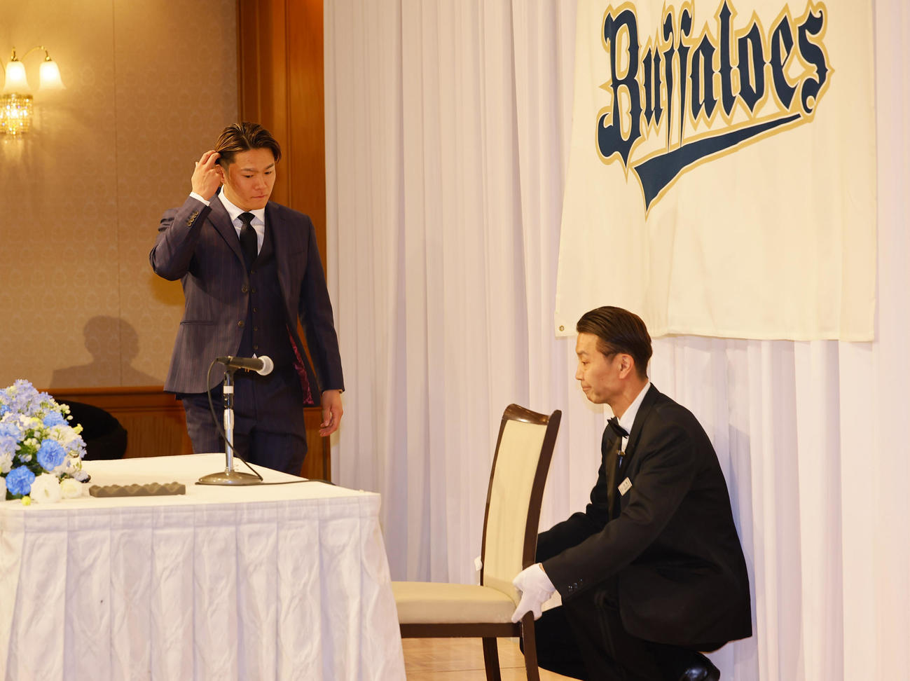 記者会見に臨む米大リーグドジャースに入団が決まった山本（撮影・藤尾明華）