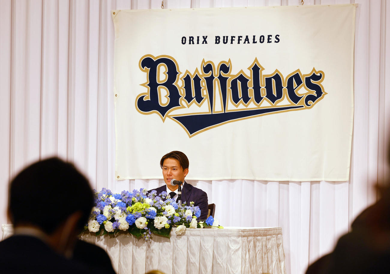 記者会見する米大リーグドジャースに入団が決まった山本（撮影・藤尾明華）