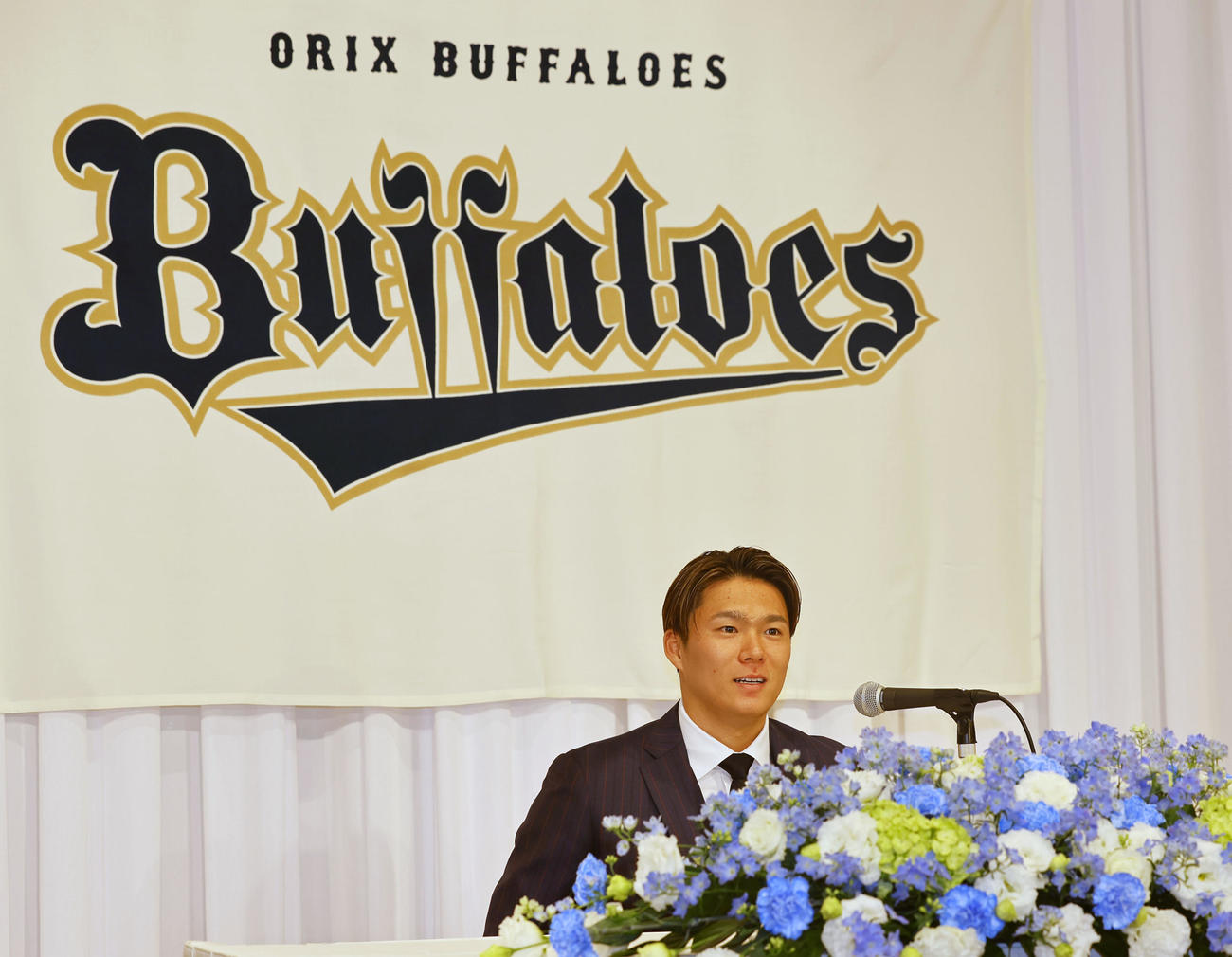 記者会見する米大リーグドジャースに入団が決まった山本（撮影・藤尾明華）