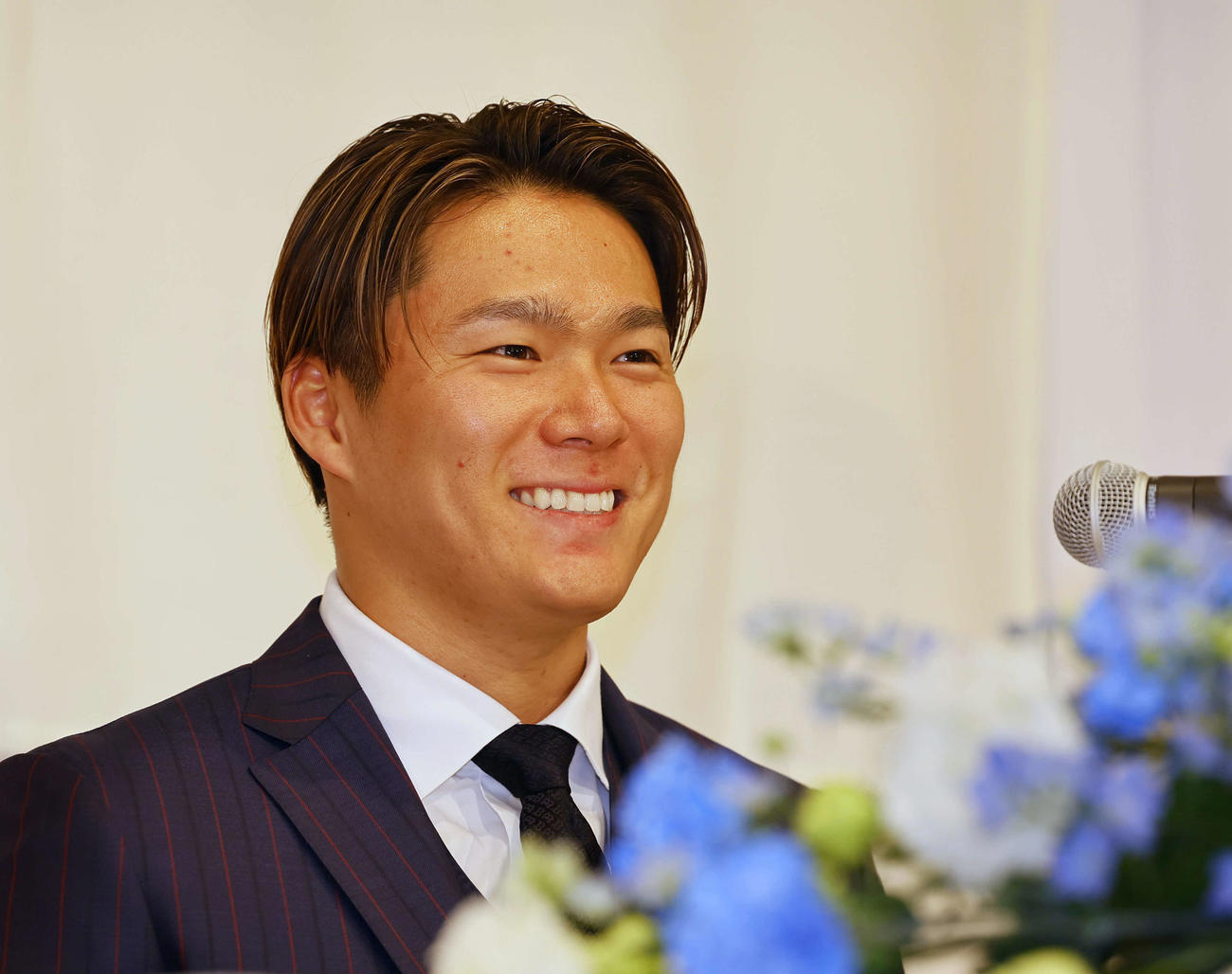 笑顔で記者会見するドジャース入団が決まった山本（撮影・藤尾明華）