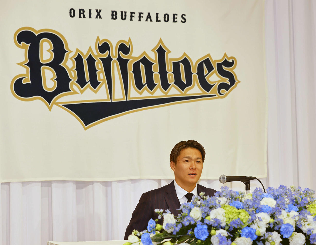 記者会見するドジャース入団が決まった山本（撮影・藤尾明華）