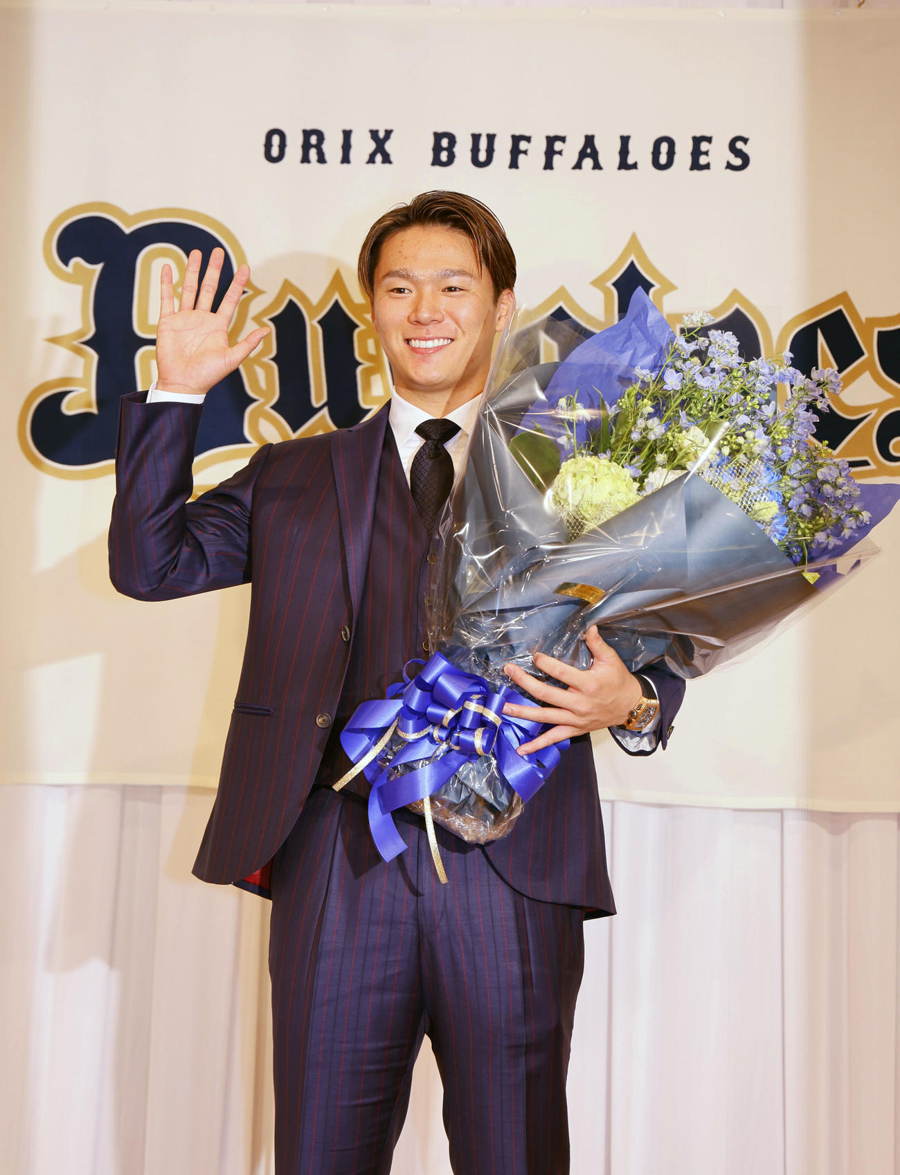 記者会見を終え、笑顔で手を振る米大リーグドジャースに入団が決まった山本（撮影・藤尾明華）