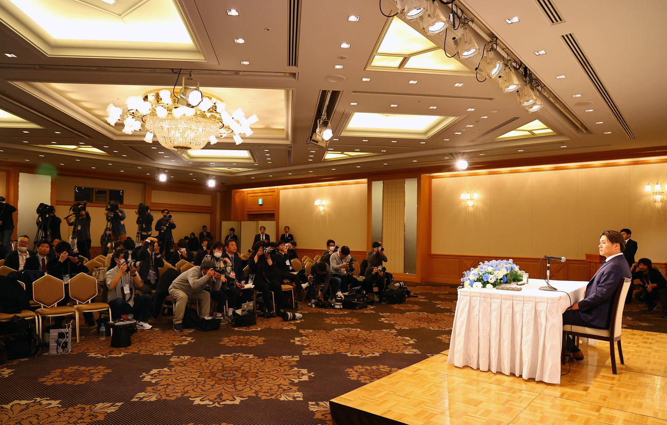 記者会見に臨むドジャース入団が決まった山本（撮影・藤尾明華）