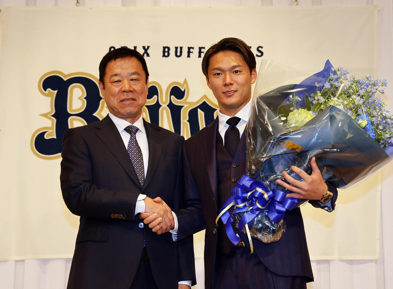 ドジャースに入団が決まった山本は、オリックス福良GM（左）から花束を贈られる（撮影・藤尾明華）