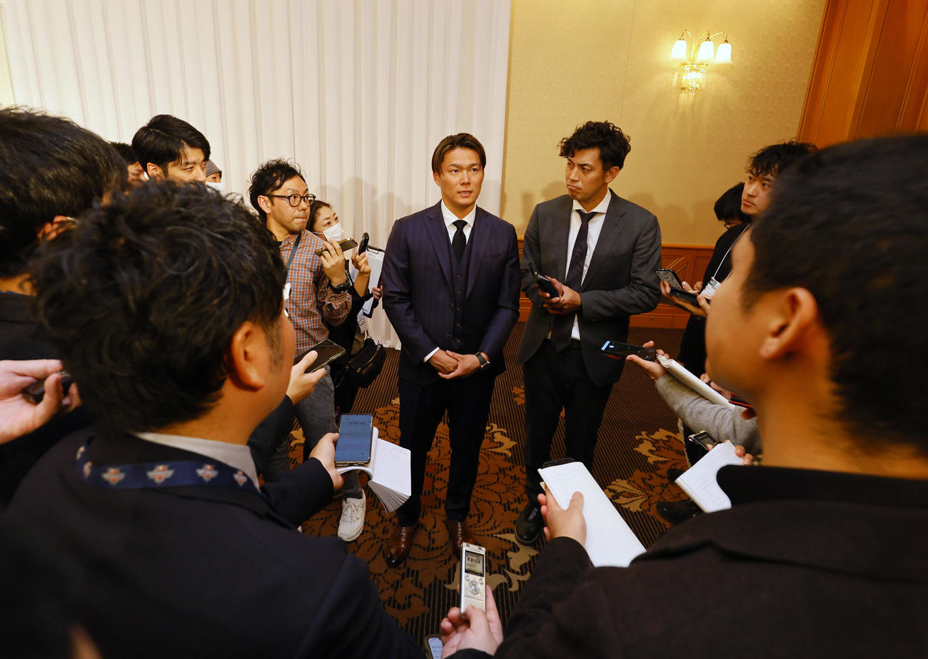 囲み取材に応じる米大リーグドジャースに入団が決まった山本（撮影・藤尾明華）