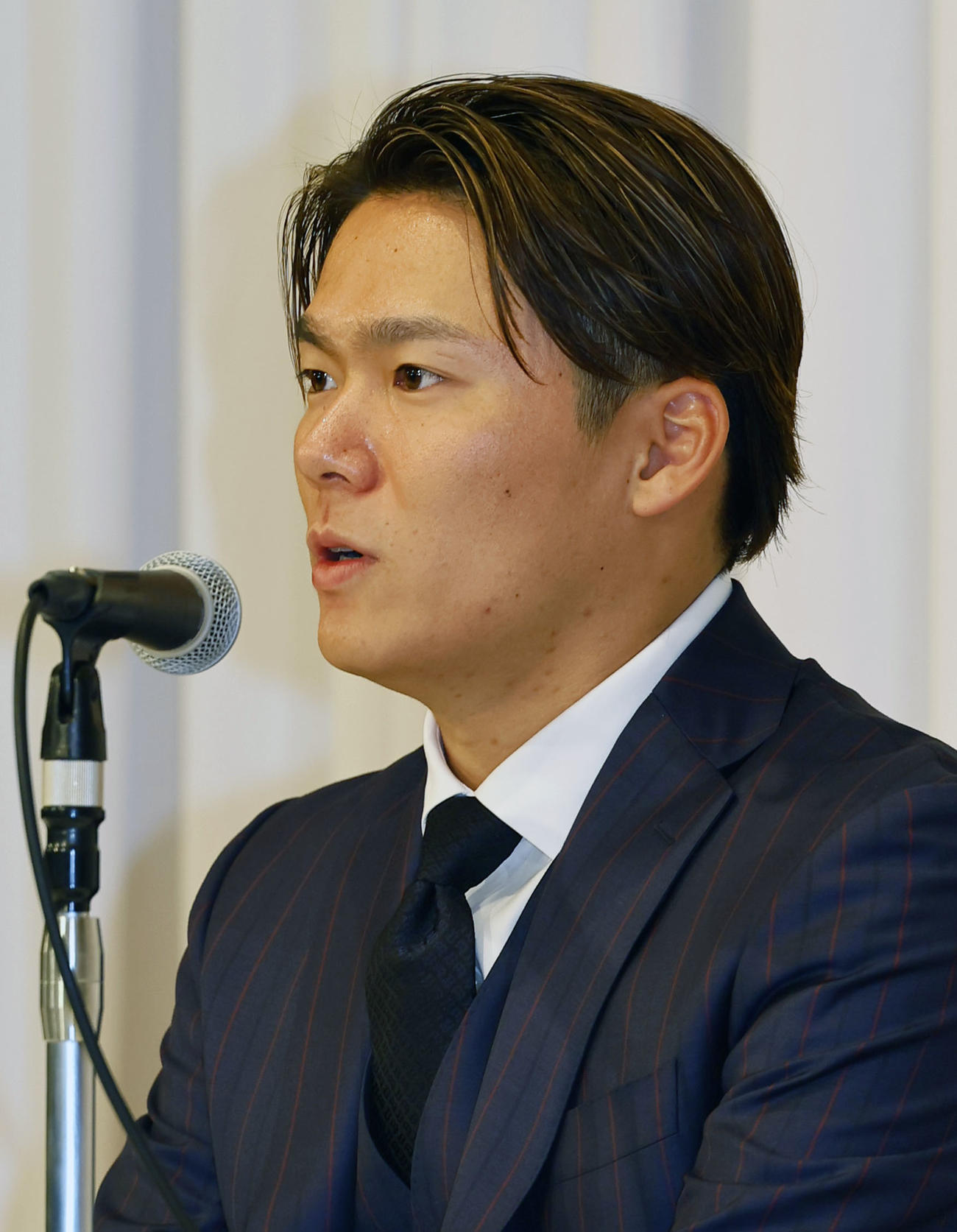 記者会見する米大リーグドジャースに入団が決まった山本（撮影・藤尾明華）
