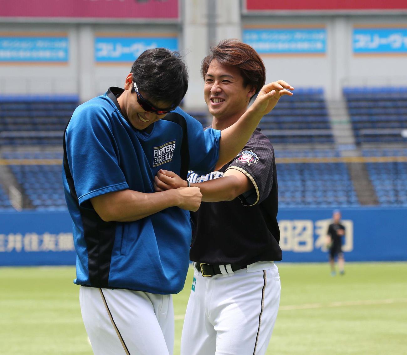 17年7月、練習の合間にじゃれ合う日本ハム大谷（左）と上沢