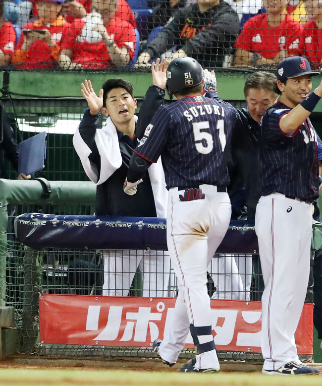 19年11月7日、プレミア12の日本対台湾戦、鈴木誠也（右）は左越え2ランを放ち今永昇太とタッチ