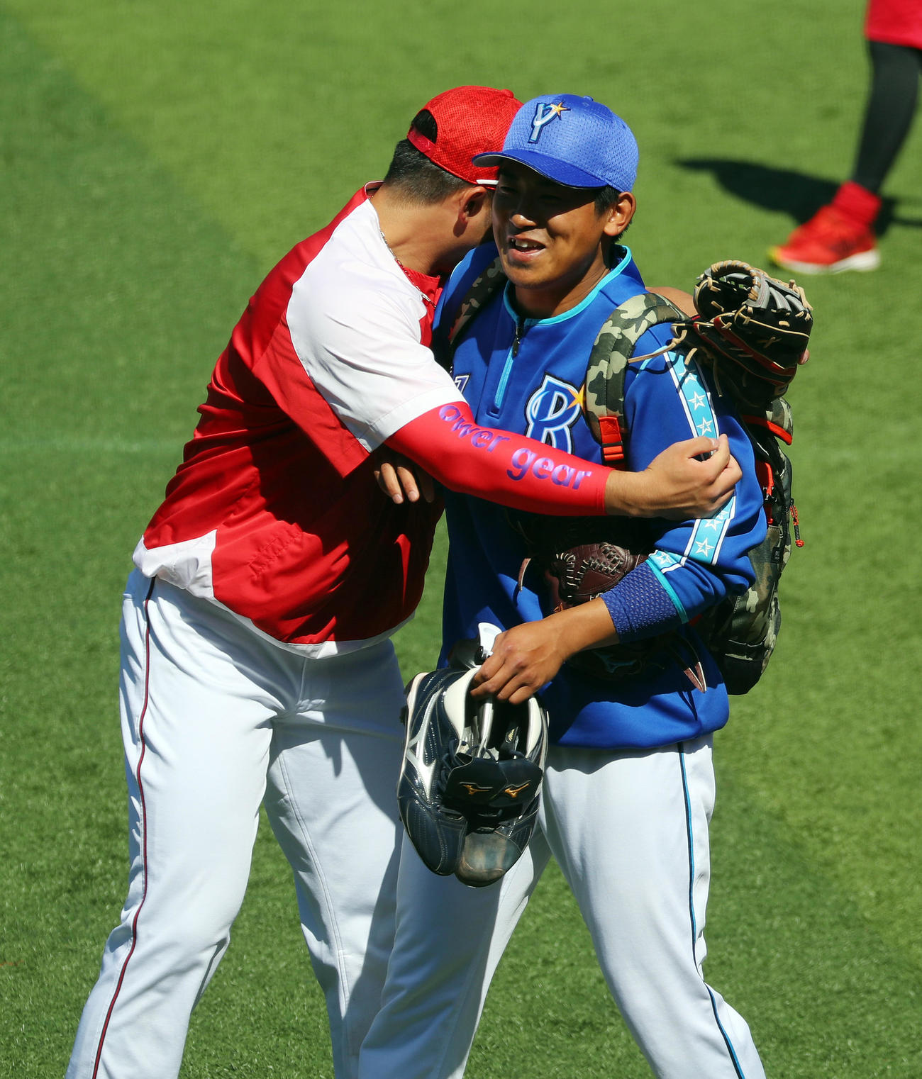 20年、オープン戦の試合前に広島鈴木（左）に抱きつかれるDeNA今永