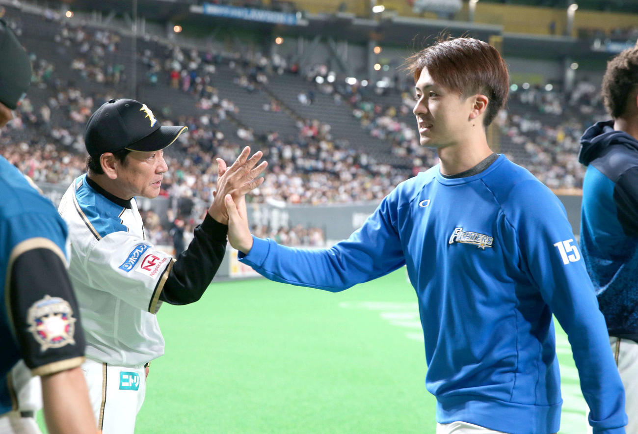 試合後、日本ハム上沢直之を出迎える栗山英樹監督（2019年6月撮影）