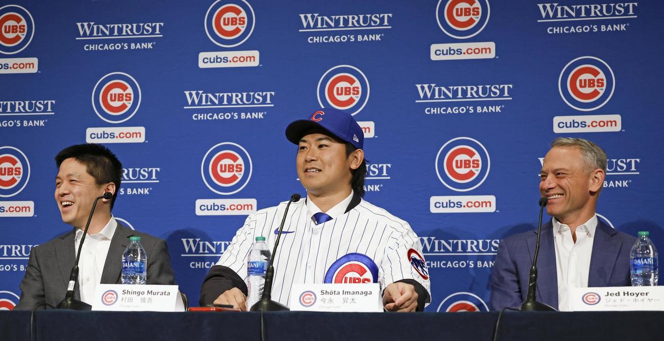 米大リーグ、カブスの入団記者会見をする今永昇太投手。右はホイヤー編成本部長（共同）