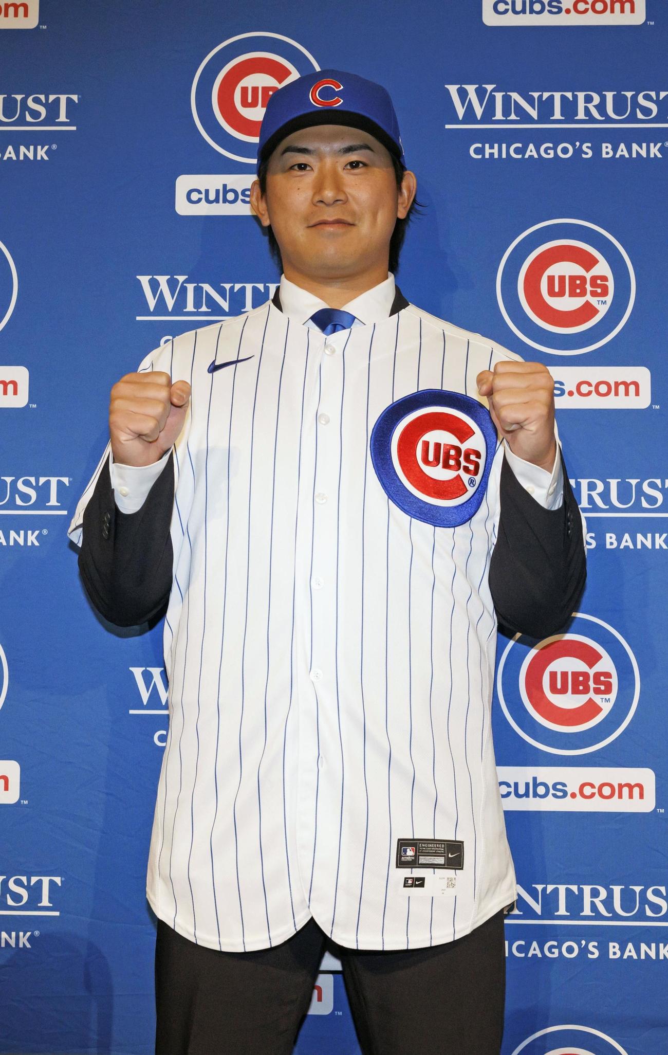 米大リーグ、カブスの入団記者会見で、ユニホームを着てポーズをとる今永昇太投手（共同）