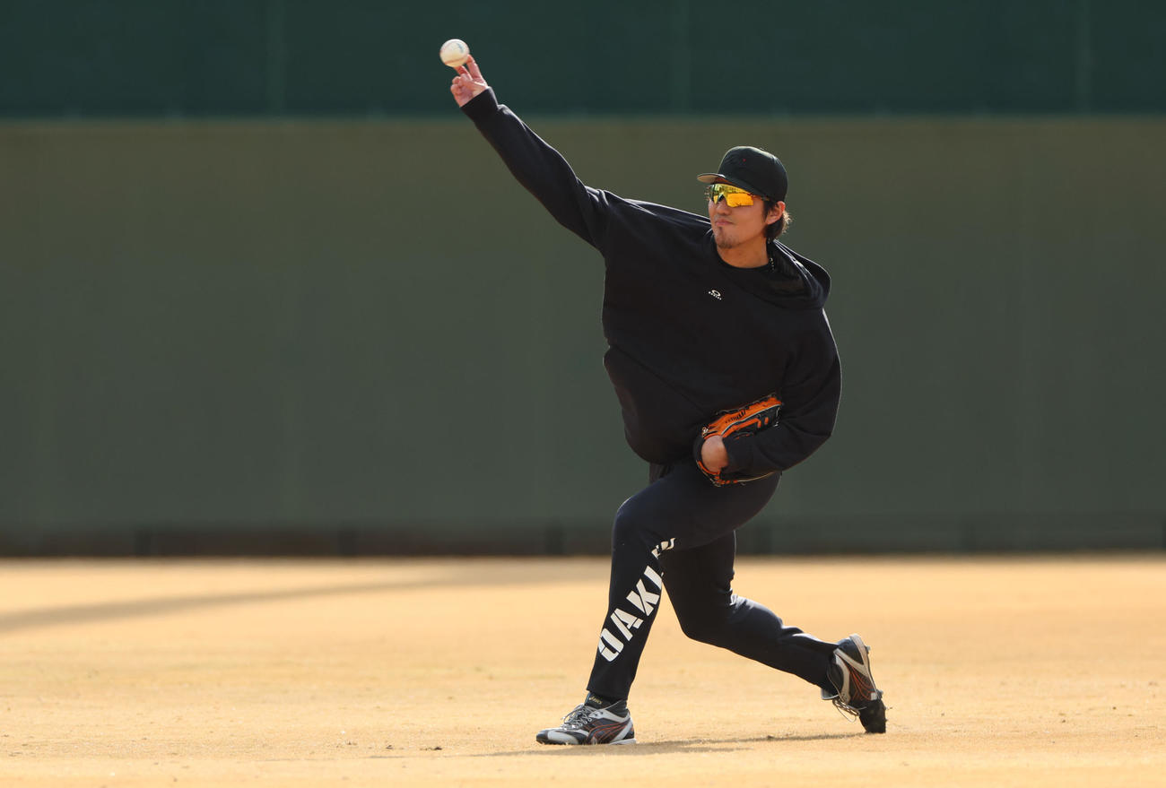 鳴尾浜球場に姿を見せ、キャッチボールする藤浪（撮影・前田充）＝2024年1月13日、鳴尾浜球場
